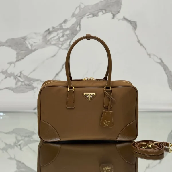 Sac grand format à anse supérieure 35 en CHERRY bois NYLON et cuir de veau bordures — réplique