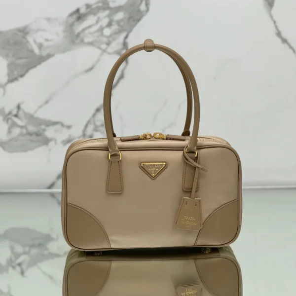 Sac grand format à anse supérieure 35 en DRIED MOSS NYLON et cuir de veau bordures — réplique
