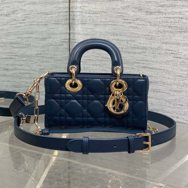 Sac Dior petit format Lady D‑JOY 19 en coloris bleu foncé CANNAGE finitions dorées — réplique