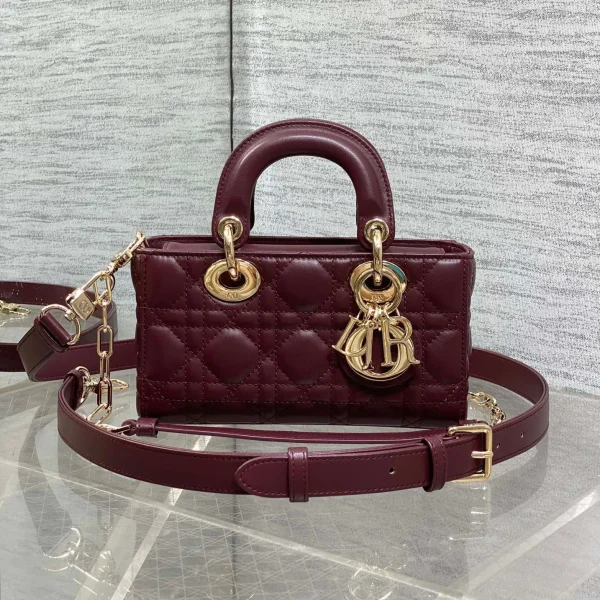 Sac Dior petit format Lady D‑JOY 19 en coloris bordeaux finitions dorées — réplique