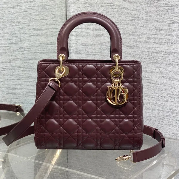 Sac Dior format moyen Lady 24 en coloris bordeaux finitions dorées — réplique