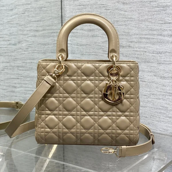Sac Dior format moyen Lady 24 en poudré coloris beige finitions dorées — réplique