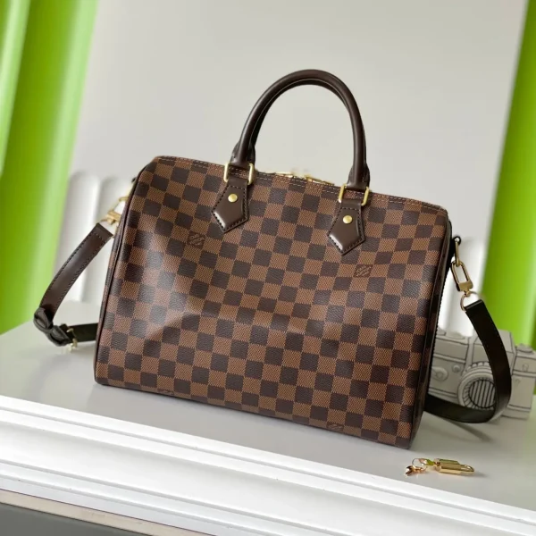 Modèle Louis Vuitton SPEEDY BANDOLIÈRE 30 en coloris marron foncé DAMIER EBENE toile fermoir doré — réplique