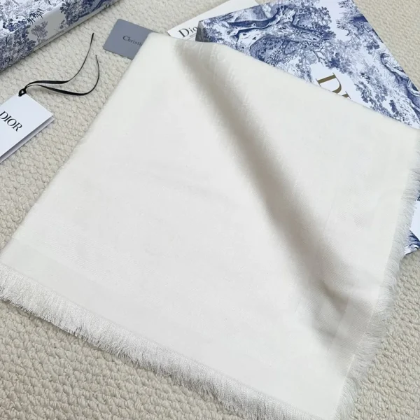 Modèle Dior coloris blanc foulard — réplique
