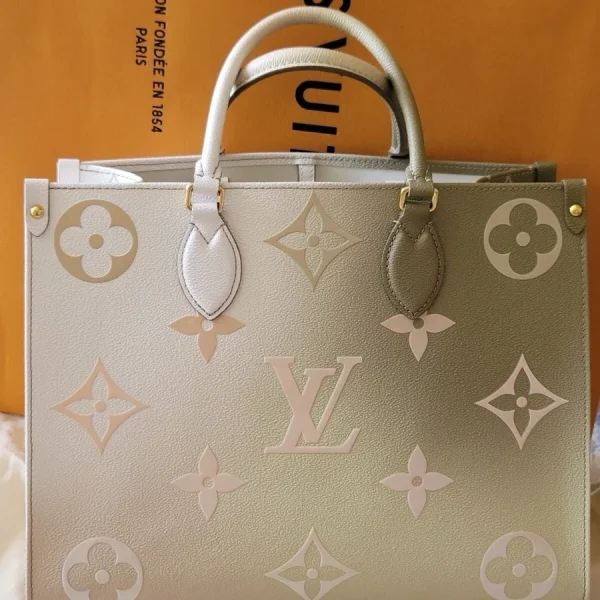 Cabas Louis Vuitton OnTheGo MM de la “printemps en City” collection — réplique