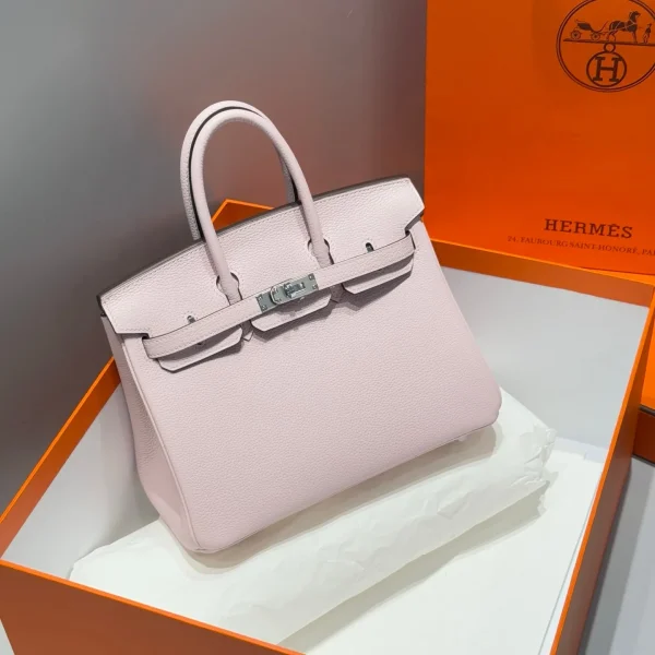 Modèle HN 25 en coloris rose bébé finitions argentées — réplique