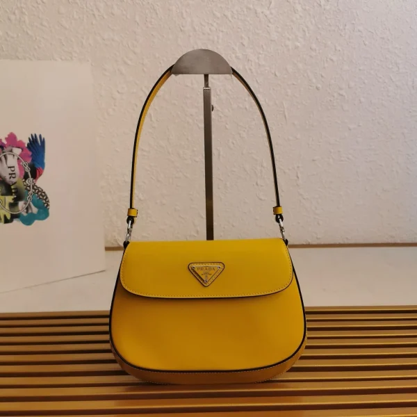 Sac porté épaule Prada SPAZZOLATO CLEO en coloris jaune — réplique