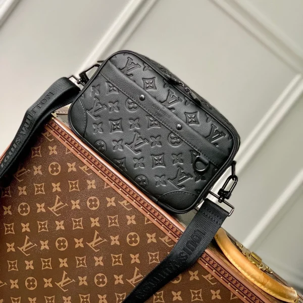 Sac Louis Vuitton ALPHA nano 24 en coloris noir Monogram SHADOW embossé cuir de vache — réplique