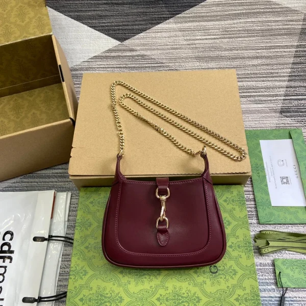 Sac JACKIE NOTTE mini 19 en coloris bordeaux coloris rouge cuir de veau finitions dorées — réplique