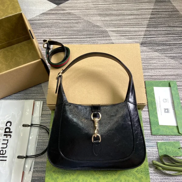 Sac porté épaule JACKIE petit format 27 en coloris noir craquelé laqué finitions dorées — réplique