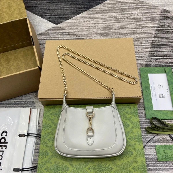 Sac JACKIE NOTTE mini 19 en coloris blanc cuir de veau finitions dorées — réplique
