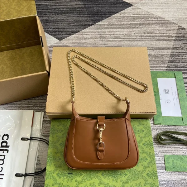 Sac JACKIE NOTTE mini 19 en TAWNY coloris marron cuir de veau finitions dorées — réplique