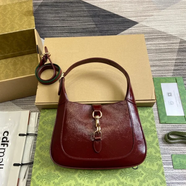Sac porté épaule JACKIE petit format en WINE coloris rouge craquelé laqué finitions dorées — réplique