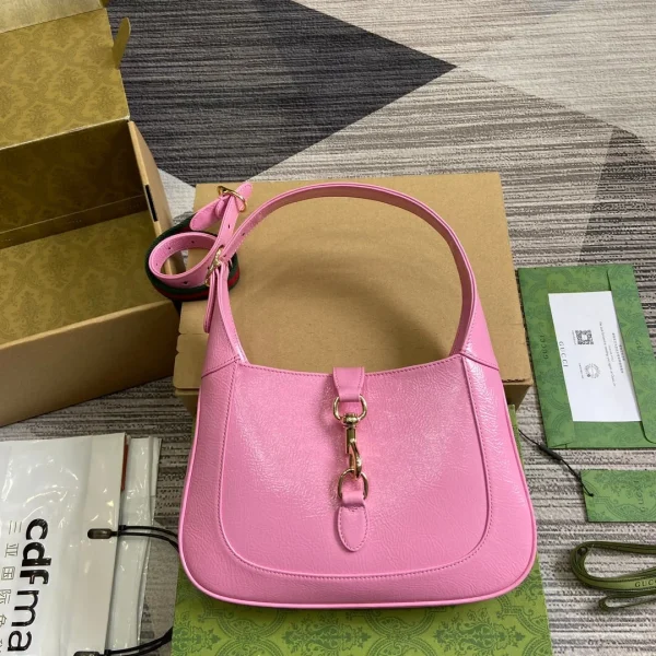 Sac porté épaule JACKIE petit format 27 en coloris rose craquelé laqué finitions dorées — réplique