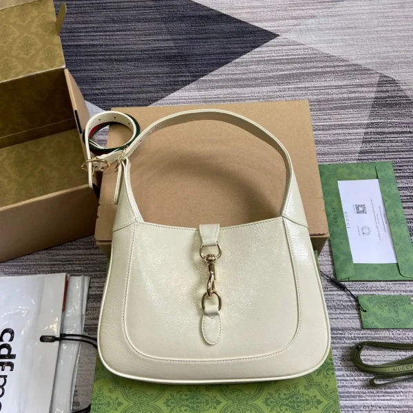 Sac porté épaule JACKIE petit format 27 en coloris blanc craquelé laqué cuir de veau finitions dorées — réplique