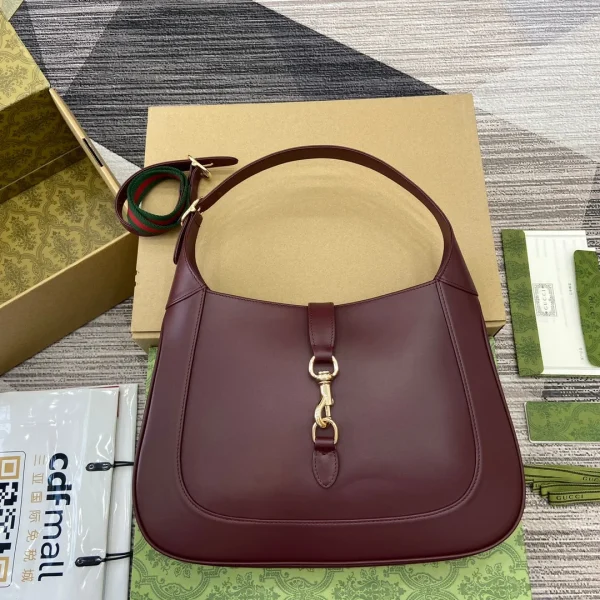 Sac porté épaule JACKIE format moyen 35 en WINE coloris rouge cuir de veau finitions dorées — réplique