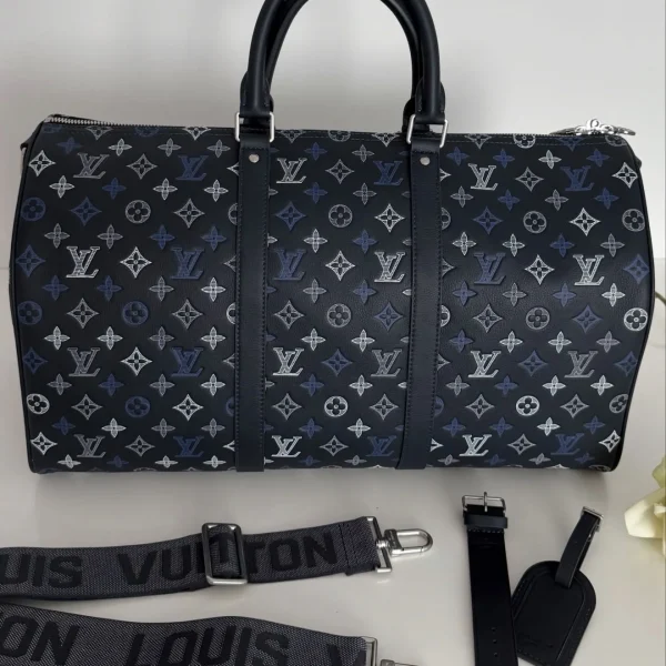 Modèle Louis Vuitton Keepall Bandoulière 50 coloris bleu marine Monogram — réplique