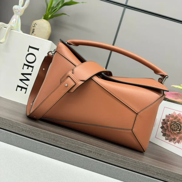 Sac Loewe Puzzle bord en coloris camel cuir de veau — réplique