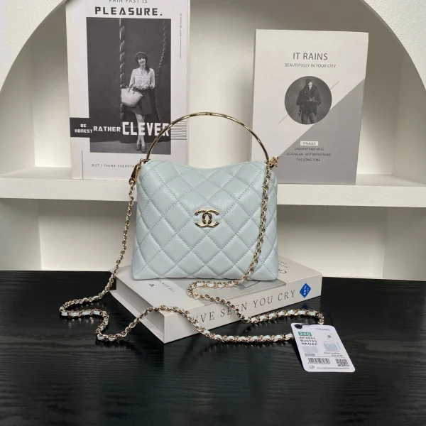 Sac Chanel petit format Hobo en coloris bleu clair matelassé cuir de veau — réplique