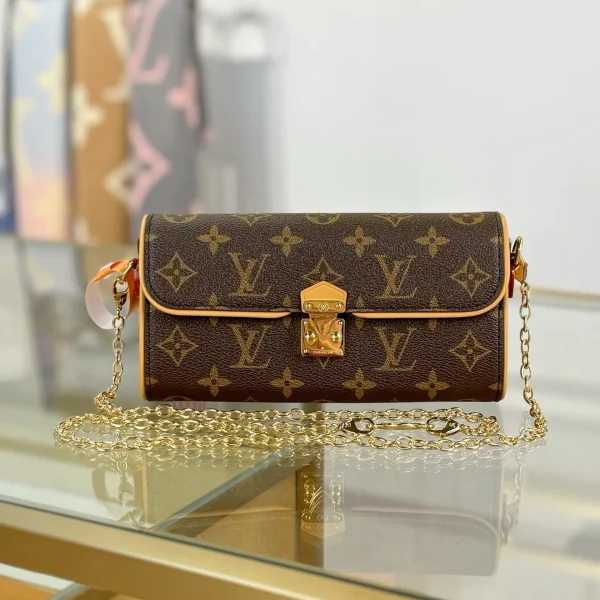 Pochette Louis Vuitton Monogram Camille en Monogram toile — réplique
