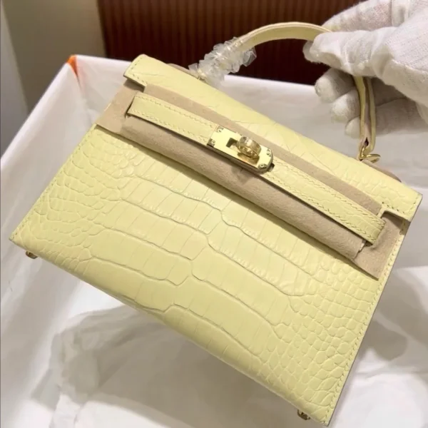 Modèle Hermès Kelly 20 coloris jaune effet crocodile — réplique