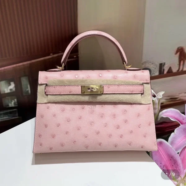 Modèle Hermès mini Kelly en coloris rose effet autruche cuir — réplique