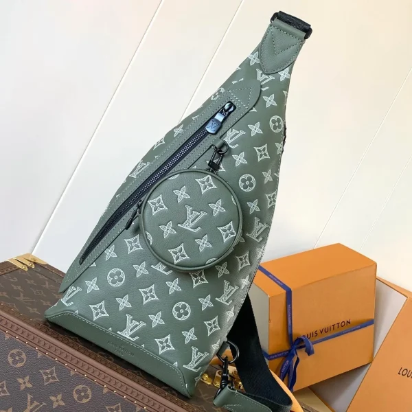 Sac Louis Vuitton DUO CROSSBAG 42 en coloris vert et coloris blanc Monogram SHADOW cuir de vache — réplique