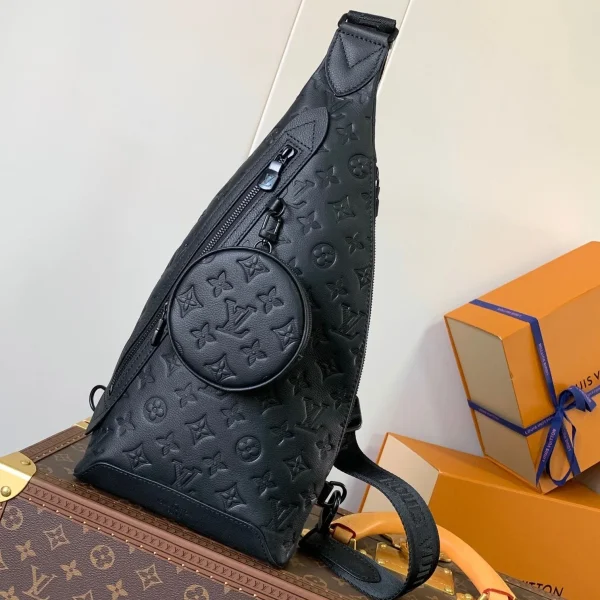 Sac Louis Vuitton DUO CROSSBAG 42 en coloris noir embossé cuir de veau — réplique