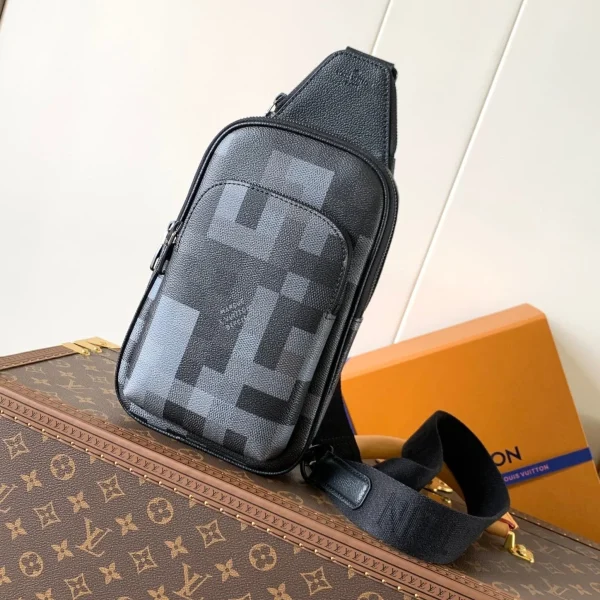 Modèle Louis Vuitton AVENUE 31 en coloris noir toile cuir de veau — réplique