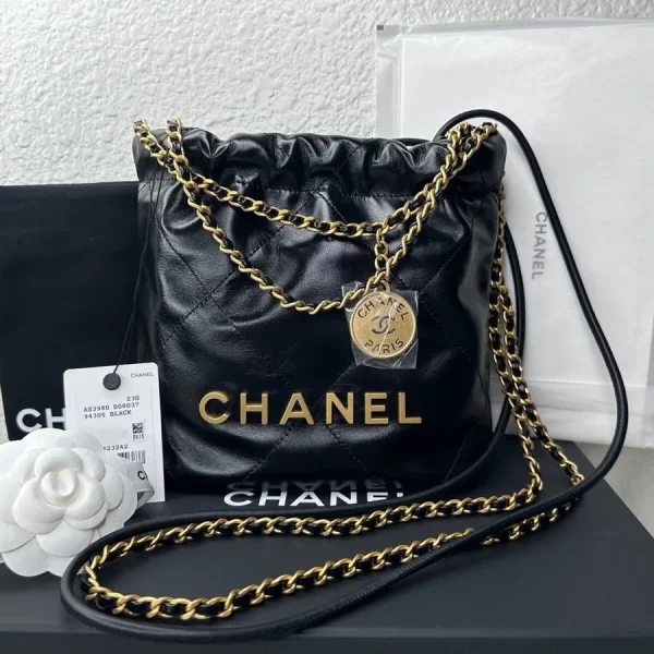 Sac à main Chanel 22 mini Hobo en coloris noir brillant cuir de veau avec perles — réplique