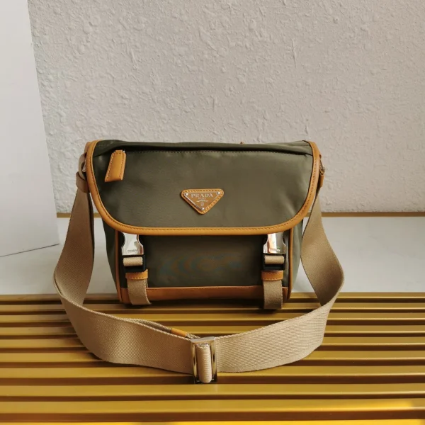 Sac besace 20 en coloris kaki coloris vert RE-NYLON et coloris marron cuir de veau bordures — réplique