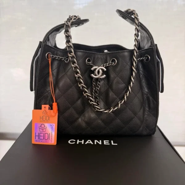 Modèle Chanel 25 petit format coloris noir finitions argentées — réplique