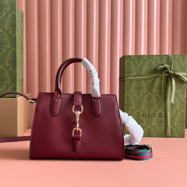 Cabas petit format JACKIE 24 en coloris bordeaux cuir d’agneau — réplique