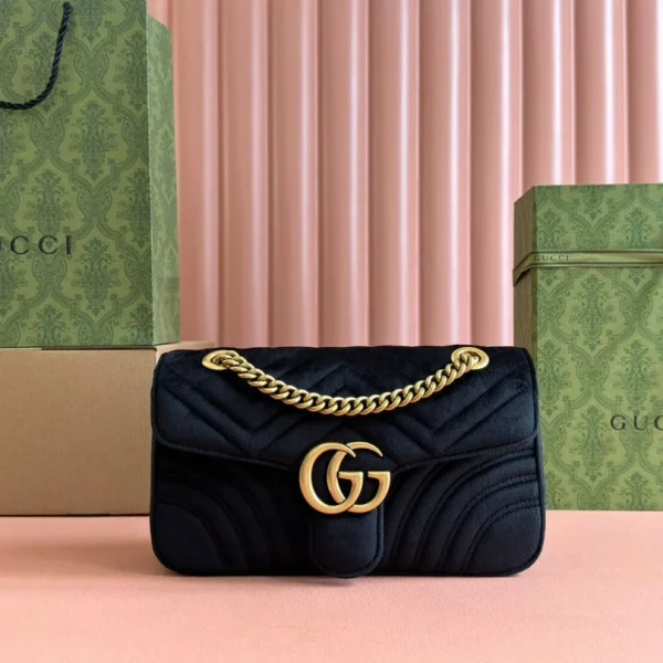 Modèle Gucci 26S GG MARMONT MATELASSE 26 en coloris noir velours — réplique