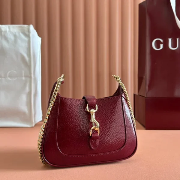 Sac JACKIE NOTTE mini 19 en coloris rouge WINE craquelé laqué cuir de veau finitions dorées — réplique