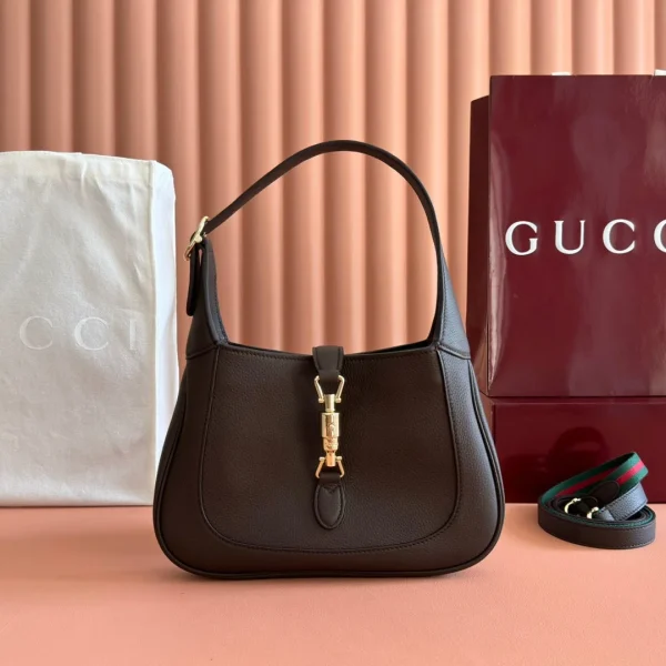 Sac Gucci 25S JACKIE 1961 petit format 28 CM en coloris marron foncé cuir avec finitions dorées — réplique