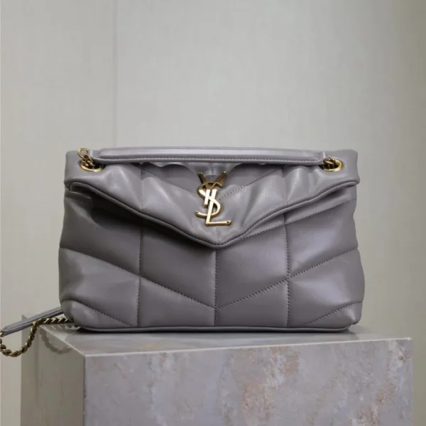 Modèle Saint Laurent 25S LOULOU PUFFER format moyen 29 en SMOKY coloris lavande — réplique