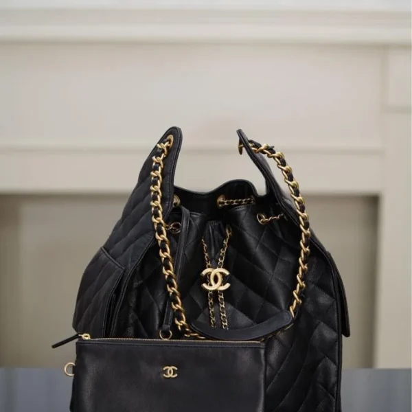 Modèle Chanel 25 grain caviar coloris noir grand format taille — réplique