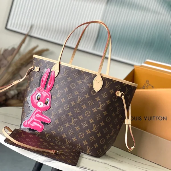 Modèle Louis Vuitton NEVERFULL MM en coloris marron Monogram toile avec coloris rose lapin PATCH — réplique