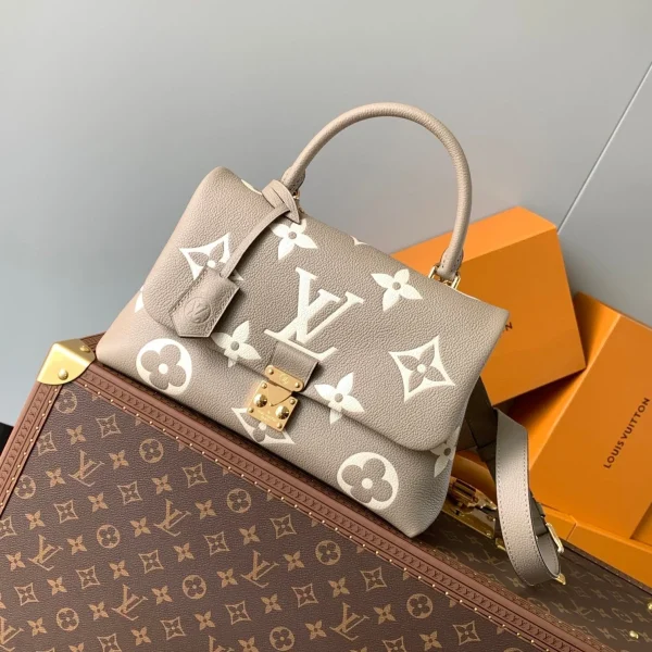 Modèle Louis Vuitton MADELEINE 30 en coloris beige Monogram cuir de veau embossé logo — réplique