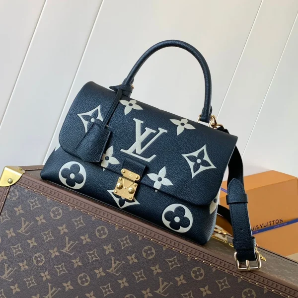Modèle Louis Vuitton MADELEINE 30 en coloris noir mélange coloris blanc Monogram cuir de veau embossé logo — réplique