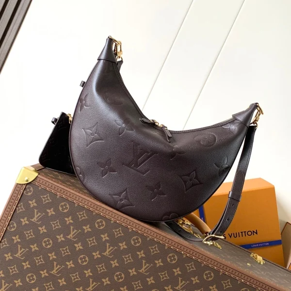 Modèle Louis Vuitton LOOP HOBO 38 en coloris marron foncé Monogram cuir de veau embossé logo — réplique