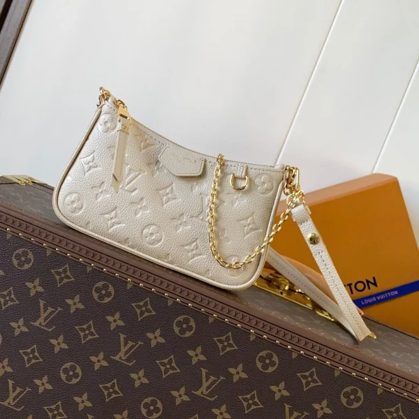 Modèle Louis Vuitton Easy Pouch On Strap 19 en coloris beige Monogram EMPREINTE cuir — réplique