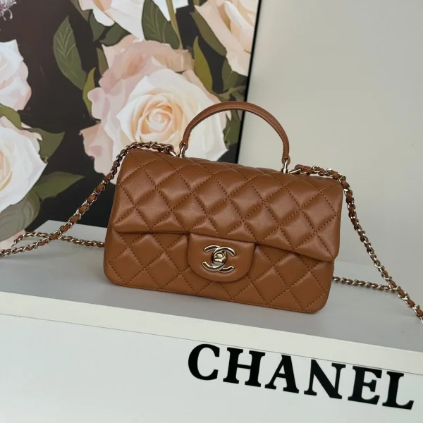 Sac Chanel rabat 20 en bronze coloris marron cuir d’agneau avec anse — réplique