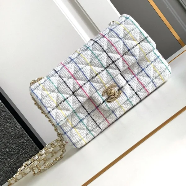 Sac Chanel format moyen 25 classique en coloris rose clair mélange coloris noir laine TWEED — réplique