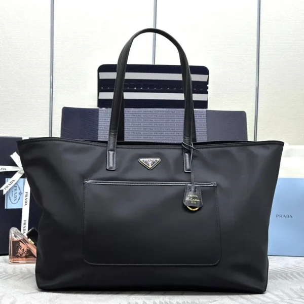 Cabas classique 43 en coloris noir RE-NYLON tissu — réplique