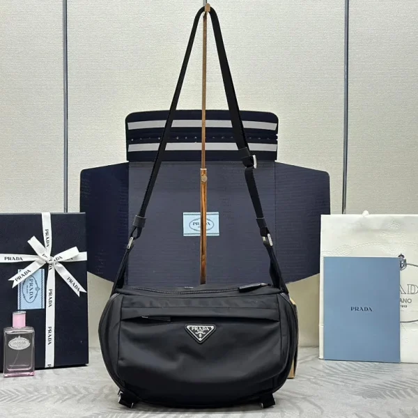 Sac porté épaule 32 en coloris noir RE-NYLON triangle logo — réplique