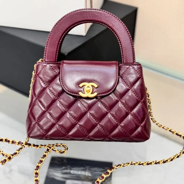 Modèle Chanel KELLY 19 en WINE coloris rouge cuir d’agneau avec finitions dorées — réplique