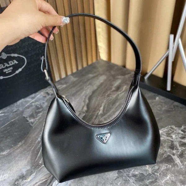 Sac porté épaule CLEO 30 en coloris noir verni cuir de veau — réplique