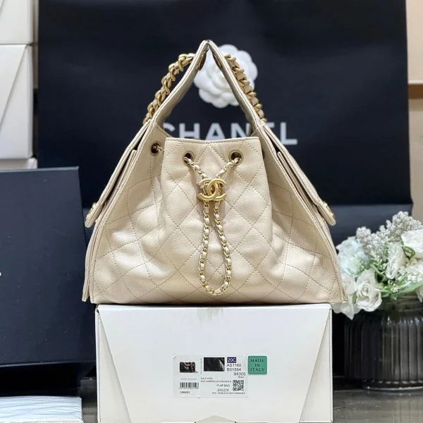 Sac à main Chanel 25 en coloris crème petit format finitions dorées — réplique